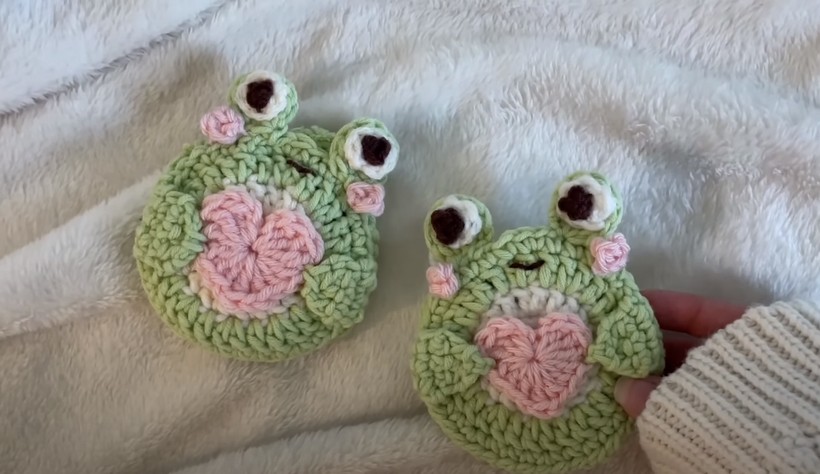 make A Frog Holding A Heart Pouch