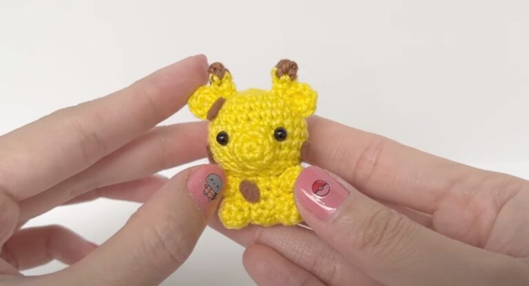 18 Crochet Giraffe Patterns For Cozies, Toys & Decor!