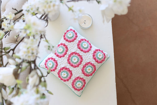 Easy Crochet Daisy Wheel Granny Square Cushion Pattern