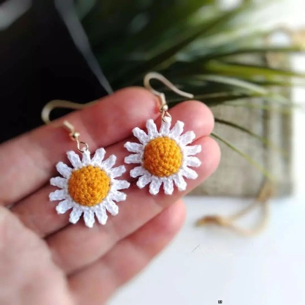 Free Crochet Daisy Earrings Pattern