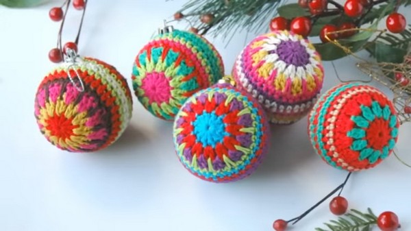 16 Crochet Christmas Ornament Patterns (Easy + Free)