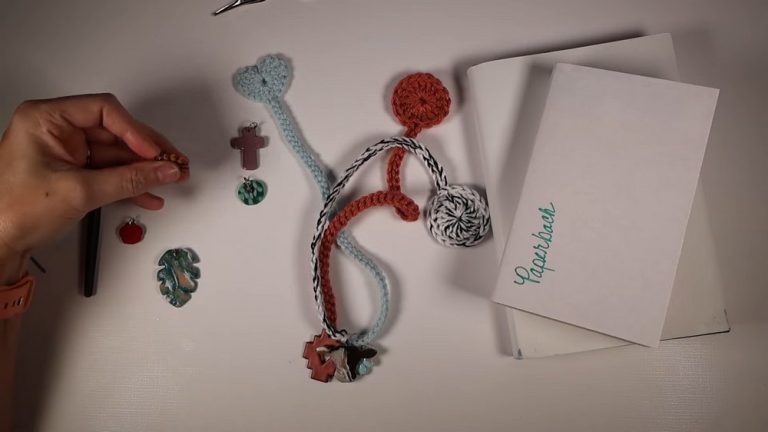 How to Crochet Two Beautiful Bookmarks for Gifting