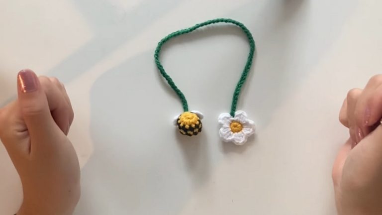 How to Crochet Bee Bookmark with Little Flower for Students