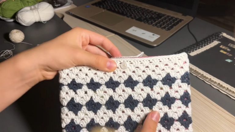 How to Crochet Checkered Book Sleeve for Beginners