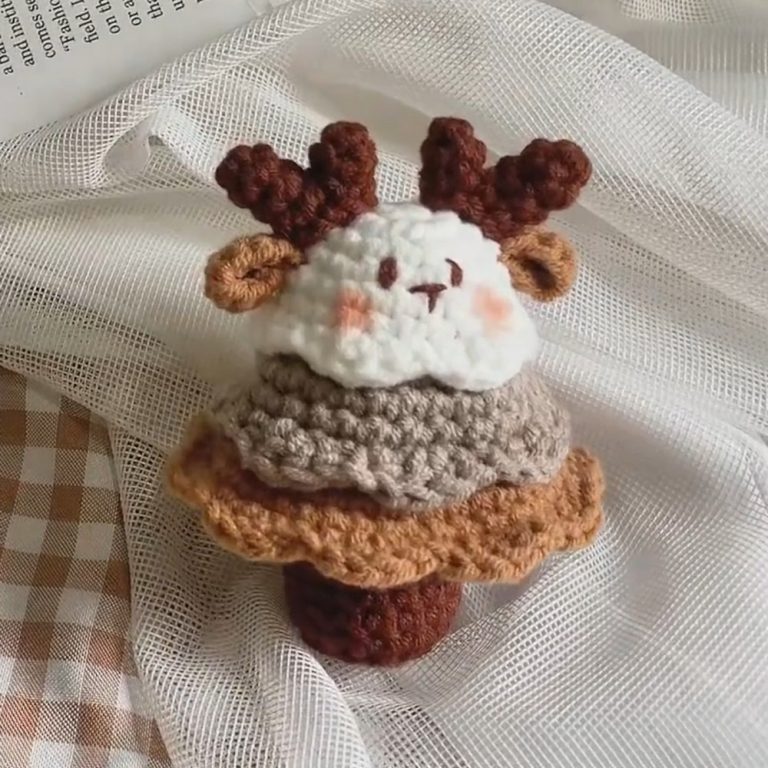 Magical Crochet Reindeer Christmas Tree Pattern with Festive Vibes