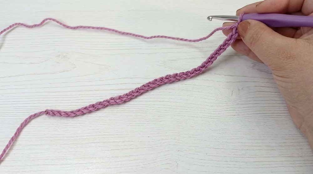 Crocheted scarf with buttonhole – Easy and with 1 ball of yarn 3
