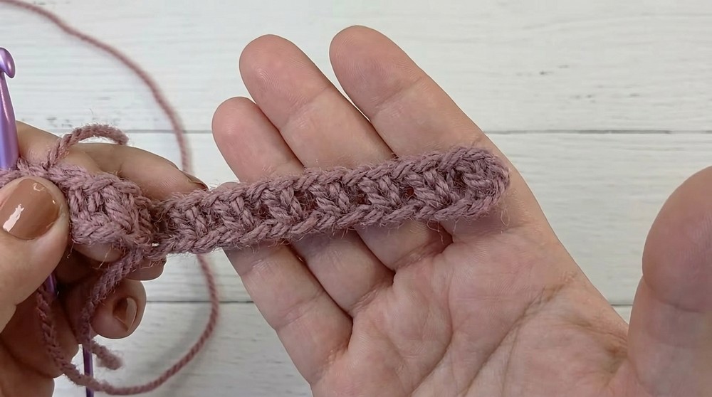 Crocheted scarf with buttonhole – Easy and with 1 ball of yarn 4