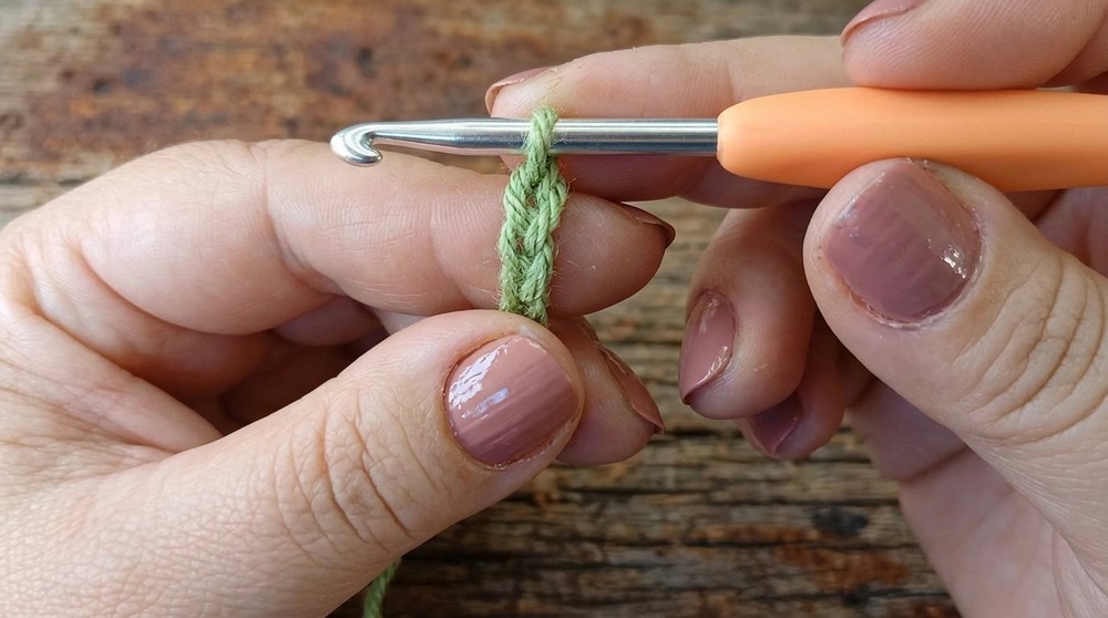How to Crochet Mittens – Easy and Without Increases 3