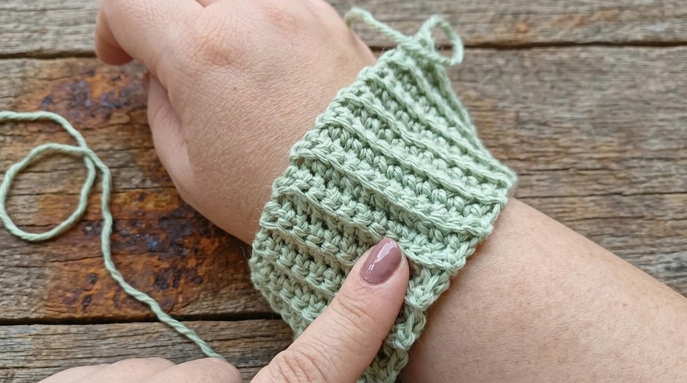 How to Crochet Mittens – Easy and Without Increases 4