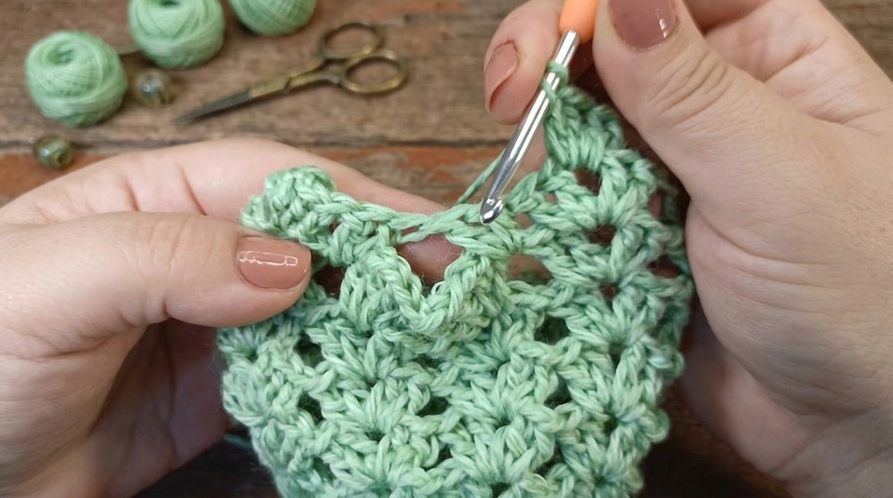 How to Crochet Mittens – Easy and Without Increases 7