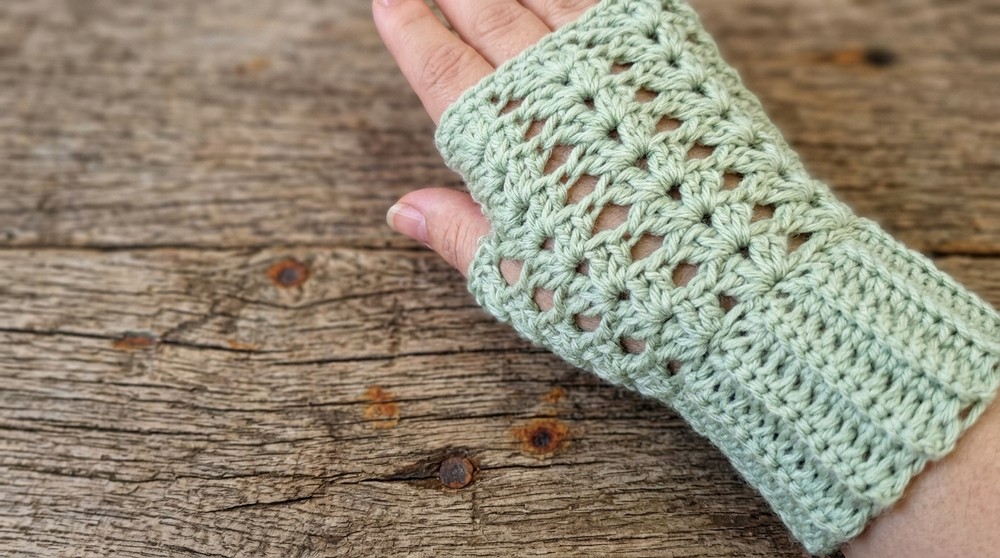 How to Crochet Mittens – Easy and Without Increases 9