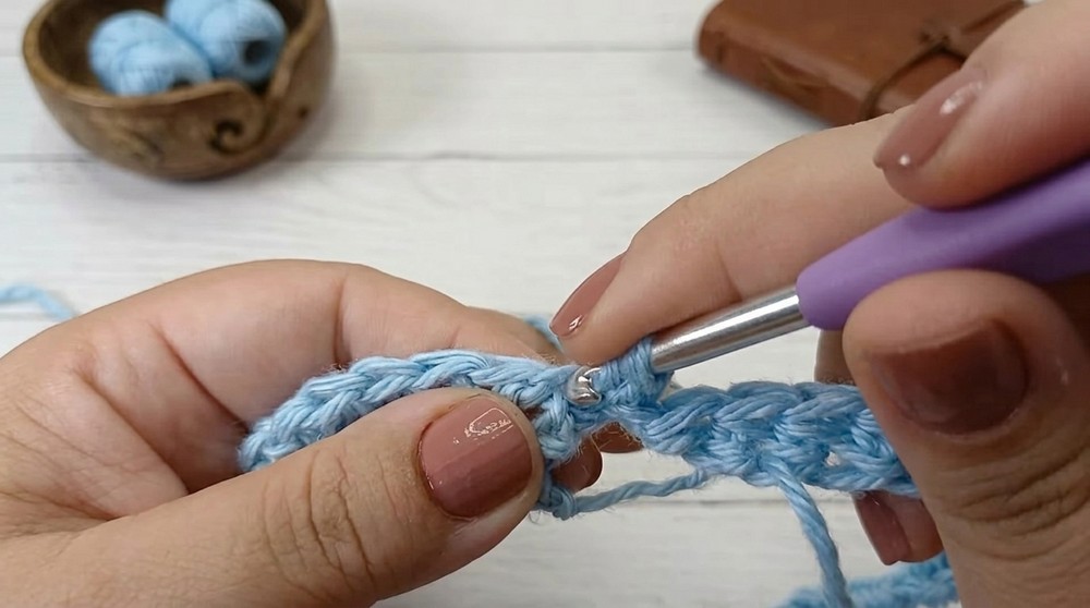 How to crochet an easy V-neck – Ideal for winter 3