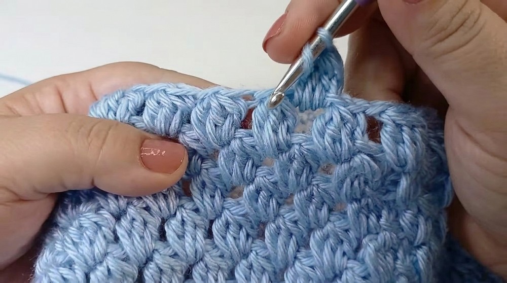 How to crochet an easy V-neck – Ideal for winter 4