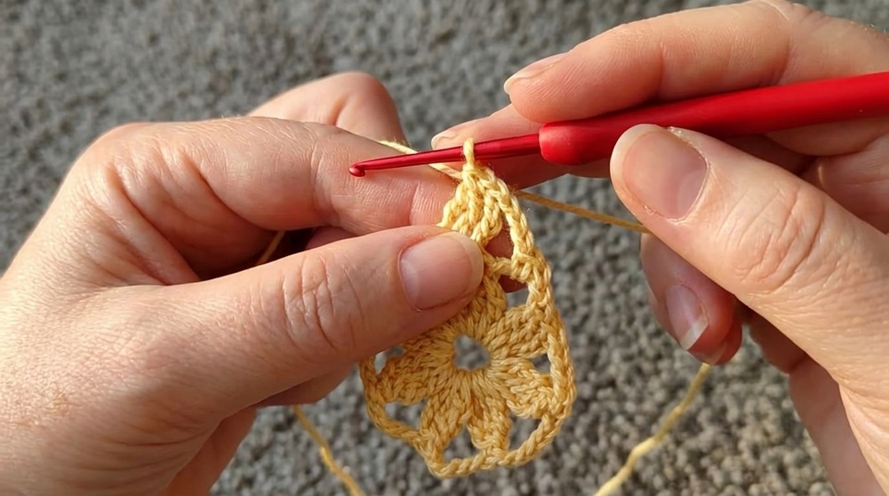 Very easy crochet square for blouses and shawls 4