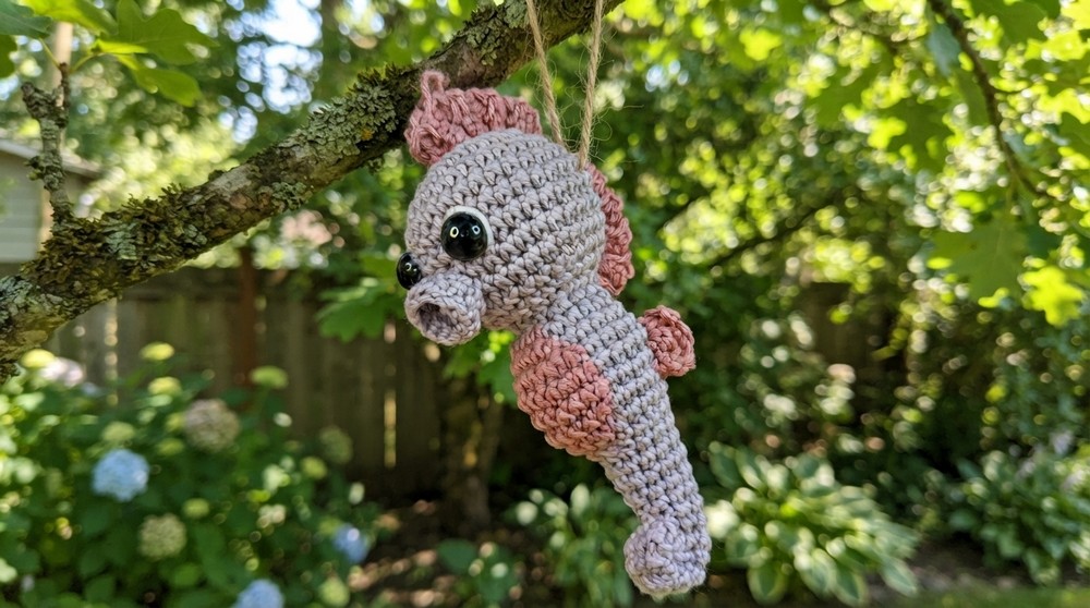 Crochet Cute Seahorse Keychain Pattern (4)