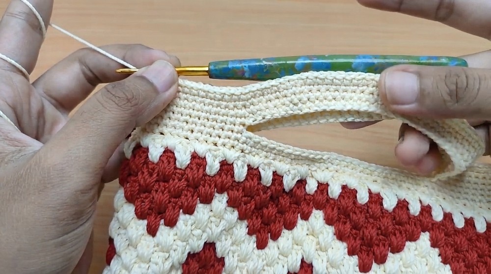 How to Crochet a Beautiful Purse for Beginners Crochet Purses 7