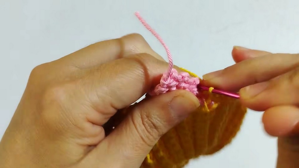 The Cutest Crochet Cat Scrunchie on YouTube! Easy Step-by-Step (6)