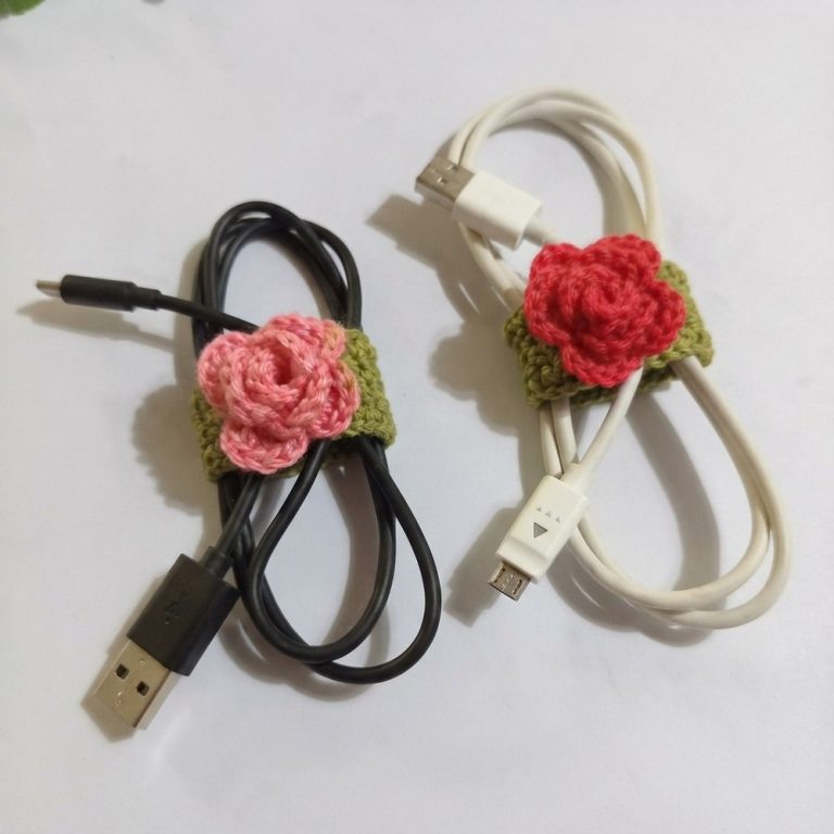 You WON'T BELIEVE how easy it is to crochet a cell phone cable organizer 10