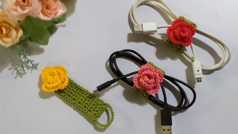 You WON'T BELIEVE how easy it is to crochet a cell phone cable organizer (2)