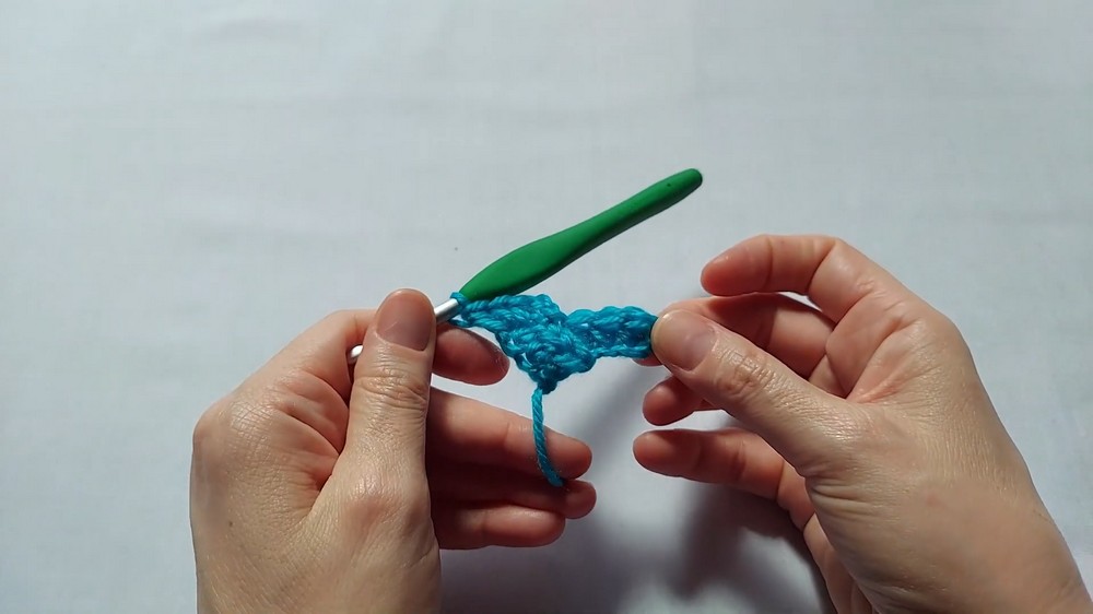 How to Crochet Simple, warm, crocheted triangle shawl 4