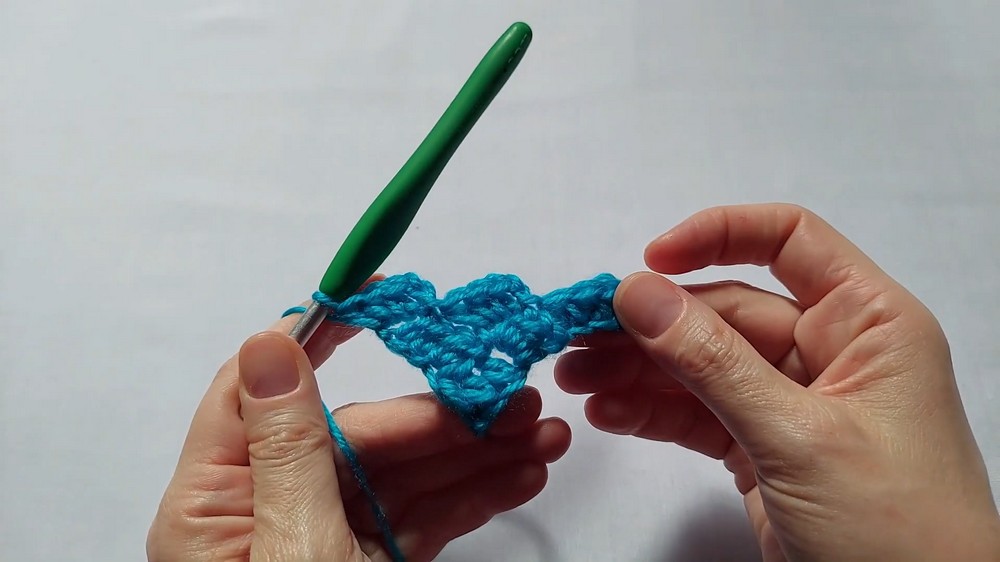 How to Crochet Simple, warm, crocheted triangle shawl 5
