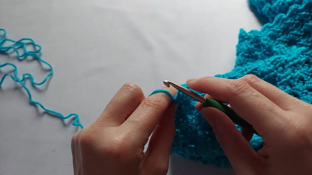 How to Crochet Simple, warm, crocheted triangle shawl 7