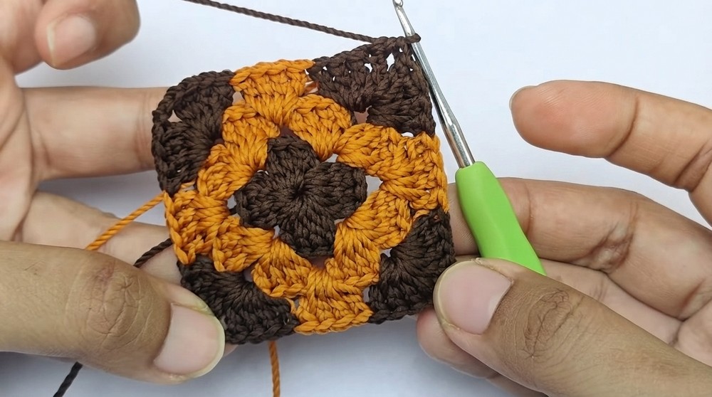 SUPER AMAZING CROCHET GRANNY SQUARE FOR BEGINNERS