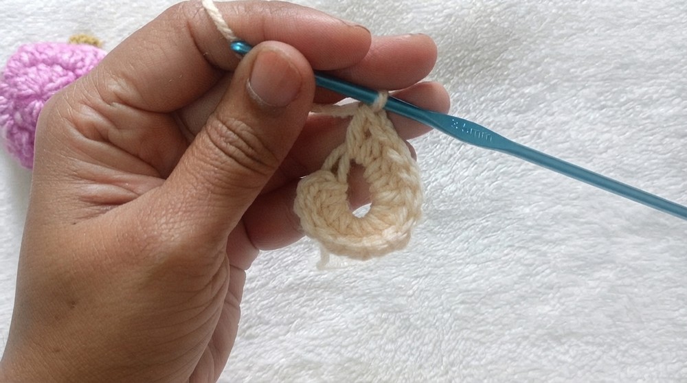 How To Crochet A Turtle Keychain 3