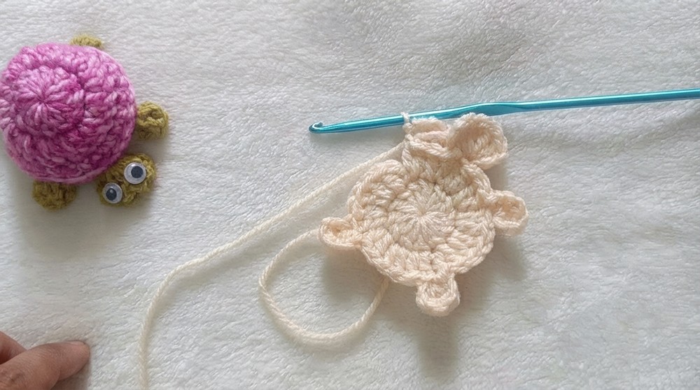 How To Crochet A Turtle Keychain 5