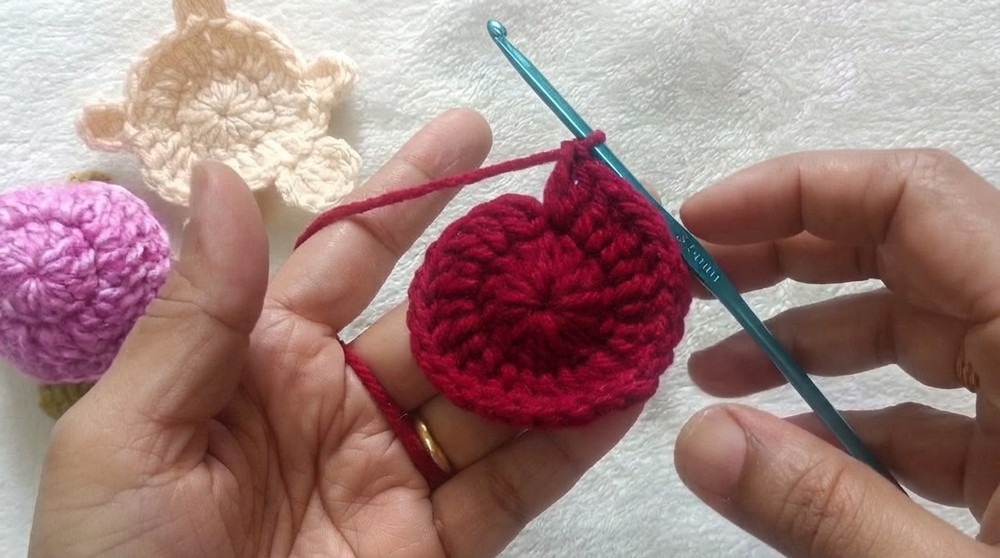 How To Crochet A Turtle Keychain 7