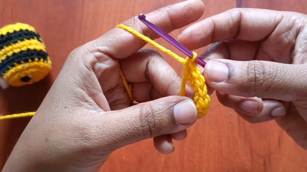 How To Crochet Bee Keychain (4)