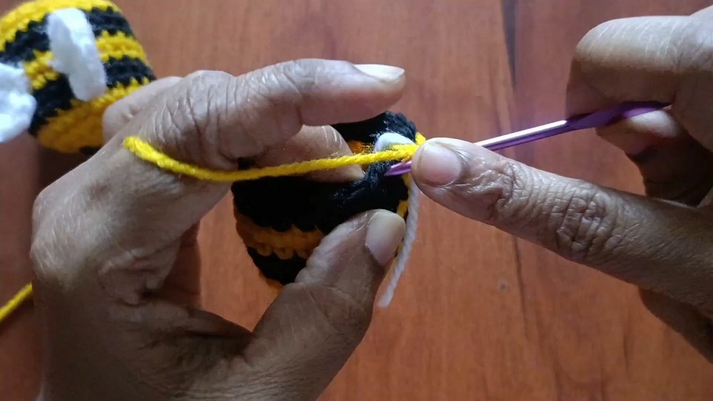 How To Crochet Bee Keychain (6)