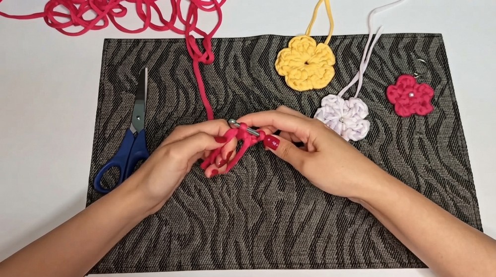 How to Crochet Flower Keychain Tutorial - 3 Designs 3