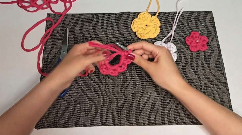 How to Crochet Flower Keychain Tutorial - 3 Designs 4