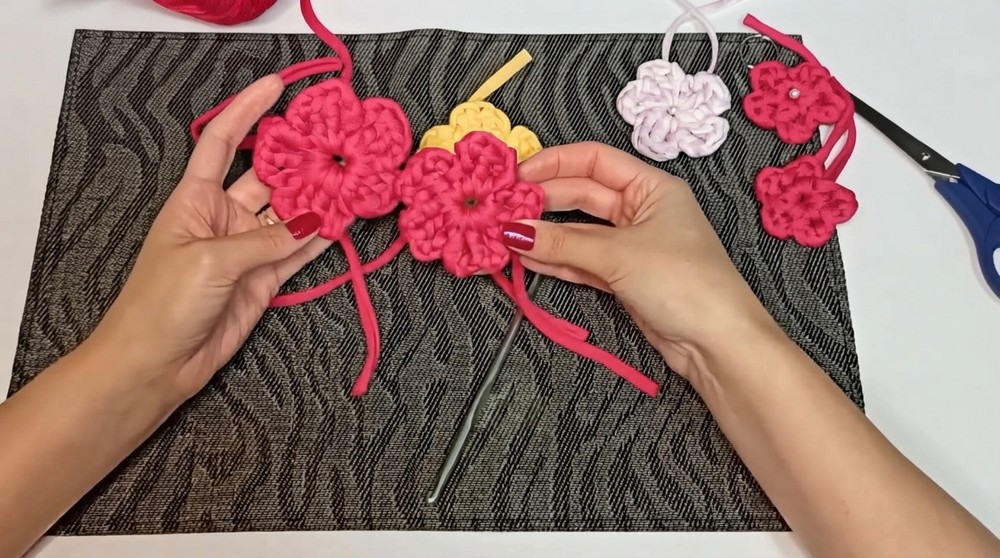 How to Crochet Flower Keychain Tutorial - 3 Designs 6