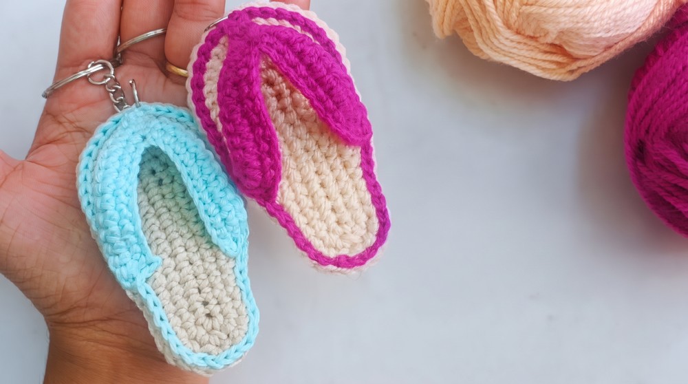 How to Crochet a Flip Flop Keychain 2