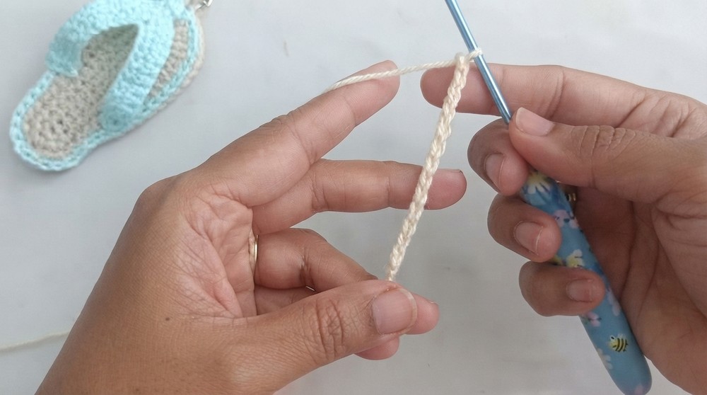 How to Crochet a Flip Flop Keychain 3