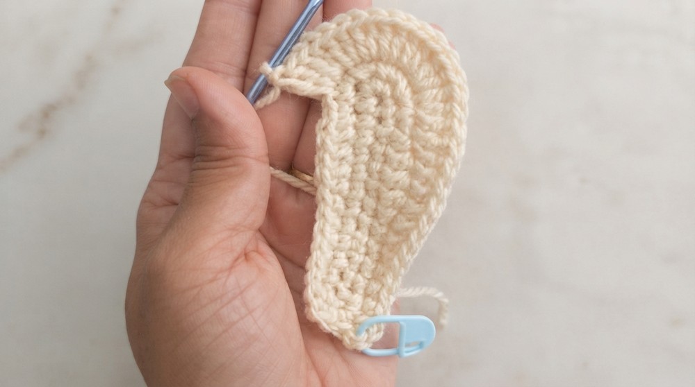 How to Crochet a Flip Flop Keychain 5