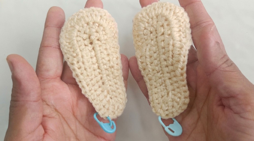 How to Crochet a Flip Flop Keychain 6