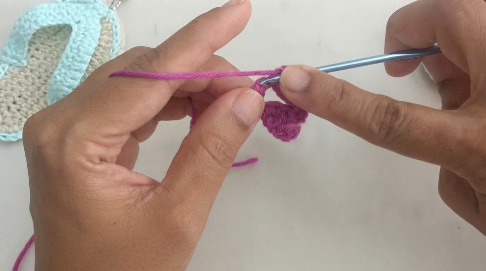 How to Crochet a Flip Flop Keychain 7