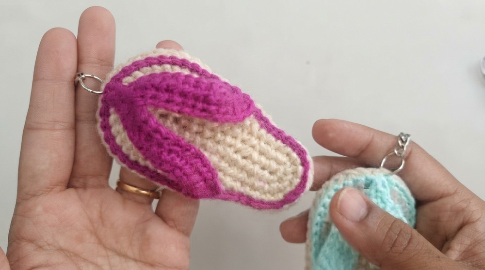 How to Crochet a Flip Flop Keychain 8