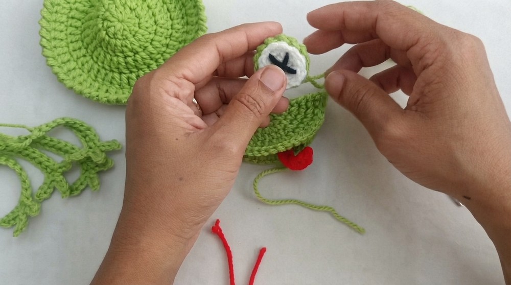 How to Crochet a Funny Frog Coaster 7
