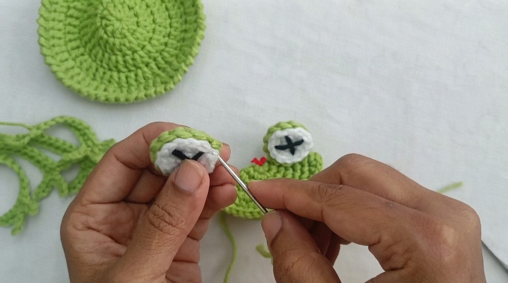 How to Crochet a Funny Frog Coaster 8